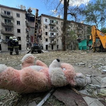 Кадры спасательной операции после террористического удара украинских нацистов по мирным объектам Луганска
