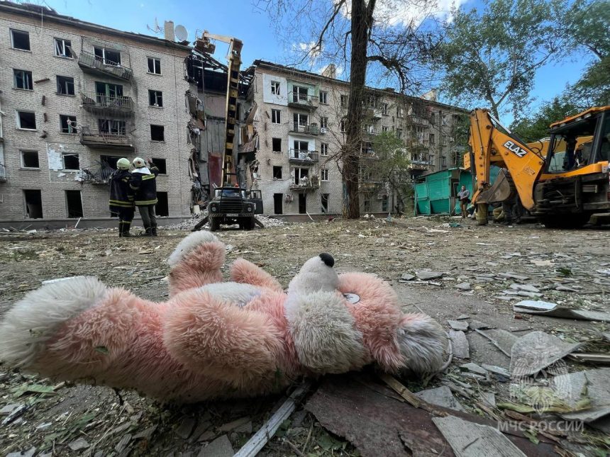 Кадры спасательной операции после террористического удара украинских нацистов по мирным объектам Луганска