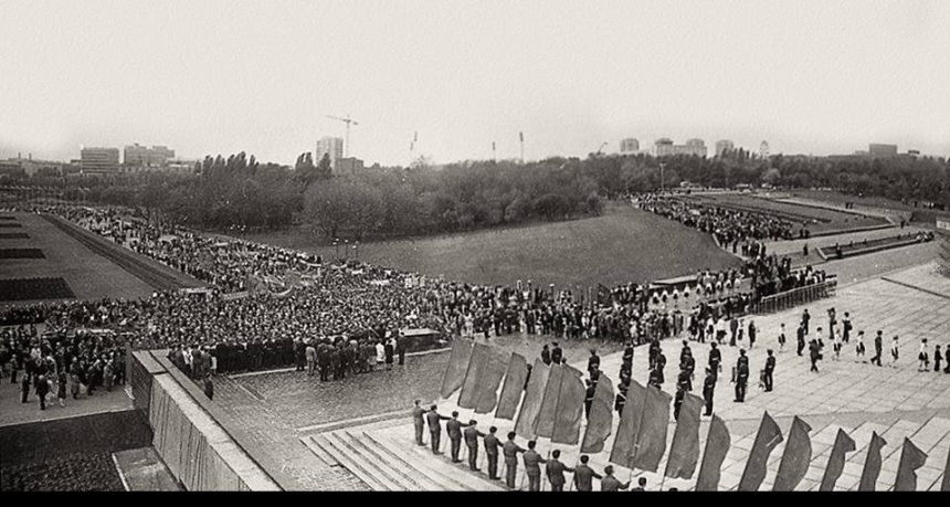 8 мая 1984 года в Донецке открыт мемориал «Твоим освободителям, Донбасс»