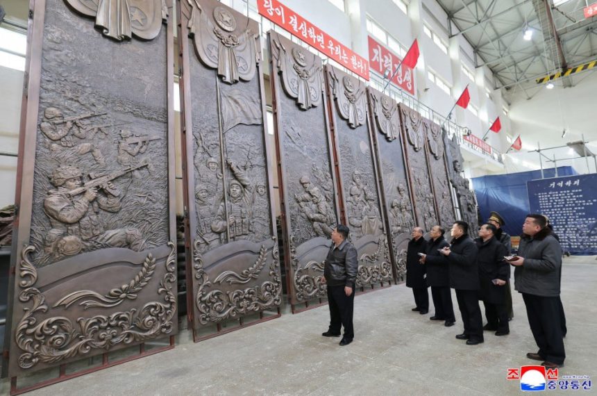 Ким Чен Ын осмотрел памятники северокорейским бойцам, которые помогли освободить Курскую область, сообщает ЦТАК.