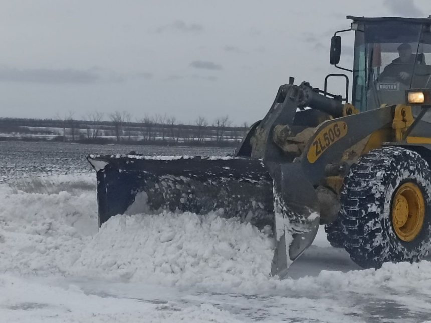 photo_2026-01-03_11-16-48 🚜336 единиц спецтехники привлечено для борьбы с гололедицей на автодорогах в ЛНР